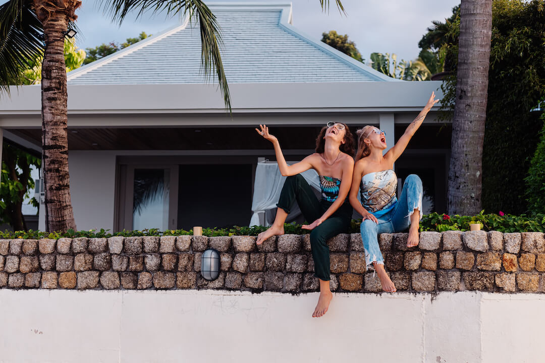 dos mujeres disfrutando de su nueva casa